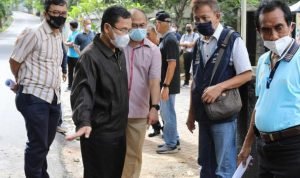 Kadis SDA DKI Jakarta Yusmada Faizal (jaket hitam) saat meninjau langsung perbaikan drainase vertikal atau sumur resapan di Jalan Lebak Bulus III, Cilandak, Jakarta Selatan, Minggu, 5 Desember 2021. (Foto: Pemprov DKI Jakarta)