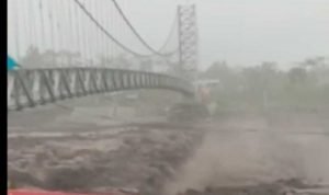 Tangkapan layar: Derasnya banjir lahar dingin Gunung Semeru yang melewati dibawah jembatan gantung Kaliregoyo di Desa Sumberwuluh, Kecamatan Candipuro, Kabupaten Lumajang, Senin sore, 17 Januari 2022. (Foto: Antara)