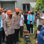 General Manager PT Indonesia Power Suralaya PGU Rachmad Handoko menjelaskan proses pembuatan batako dari FABA kepada rombongan.
