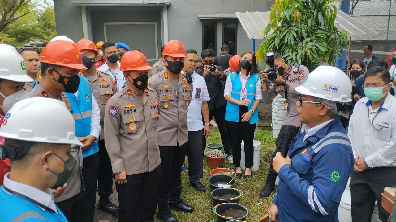 General Manager PT Indonesia Power Suralaya PGU Rachmad Handoko menjelaskan proses pembuatan batako dari FABA kepada rombongan.