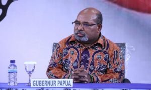 gubernur-papua-lukas_221001074149-519