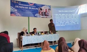 Kanit III Subdit V Cyber Dirkrimsus Polda Banten Kompol Didik Sulistya saat memberikan materi Cyber Crime kepada siswa-siswi SMA Al-Khairiyah dalam kegiatan Seminar Hukum yang dilaksanakan KKM Uniba Kelompok 24, Sabtu 05 Agustus 2023.