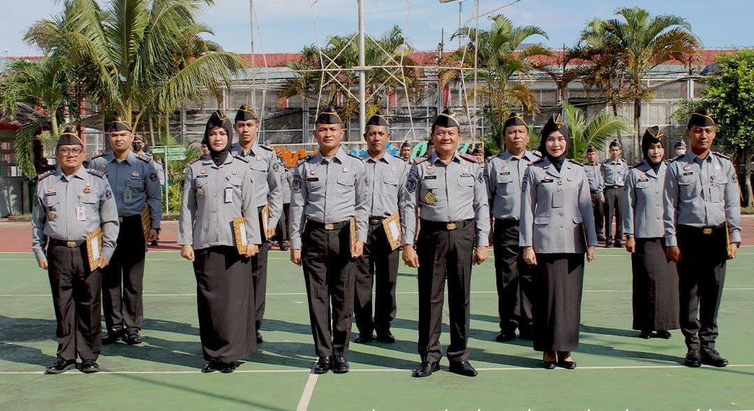 Kalapas Kelas I Palembang Sematkan Tanda Kenaikan Pangkat Pegawai | Www ...