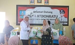 63847-kpm-di-kabupaten-serang-menerima-bantuan-pangan-beras_1753885620