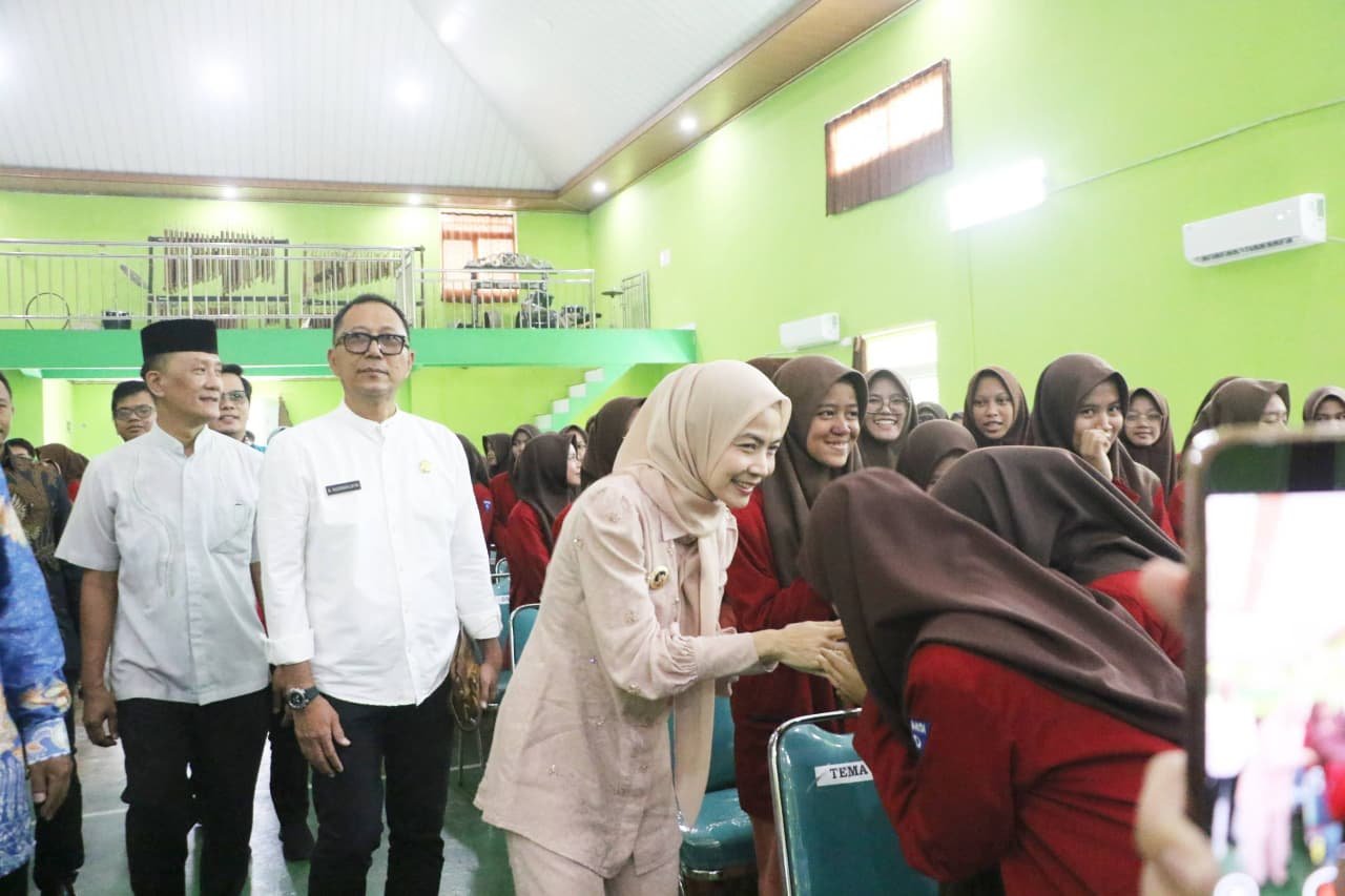 sholawat-menggema-bupati-serang-ratu-zakiyah-beri-motivasi-siswa-man-1-serang-kragilan_1758464436