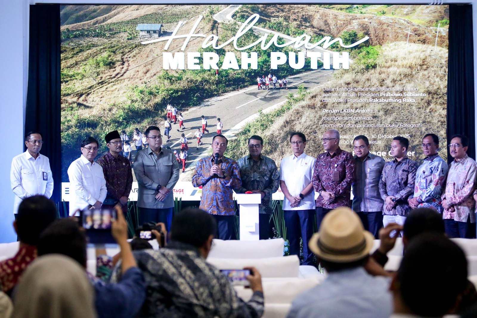 2446Mensesneg_Prasetyo_Hadi_Apresiasi_Pameran_Foto_ANTARA