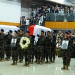 penuh-duka-penghormatan-kkp-lepas-tiga-korban-atr-42-500-ke-peristirahatan-terakhir-E0xY