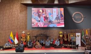 17879738296a9250c58788f_Penampilan_gamelan_Kyai_Duta_Suara_di_Malam_Budaya_Indonesia_di_kampus_UTE__Quito__Ekuador