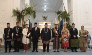 Ketua_DPR_RI_Dr___H_C___Puan_Maharani_berfoto_bersama_Presiden_dan_Wakil_Presiden_beserta_Pimpinan_L20260817203754